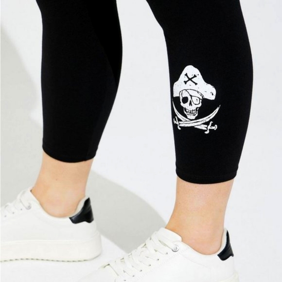 ❤️NWT VINTAGE TORRID LEGGING - GOONIES MOVIE - SKULL CROSSBONES PIRATE PLUS SIZE - Picture 3 of 15
